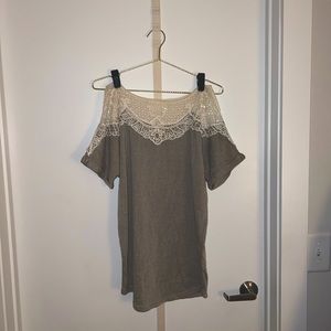 Women’s shirt with lace collar detail